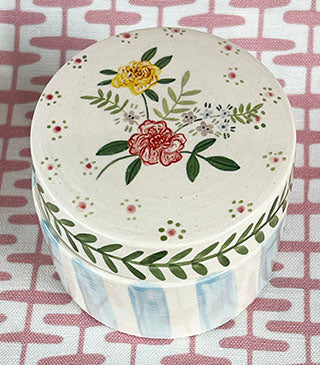 Boxes * Small Round Box * Yellow Rose Bouquet